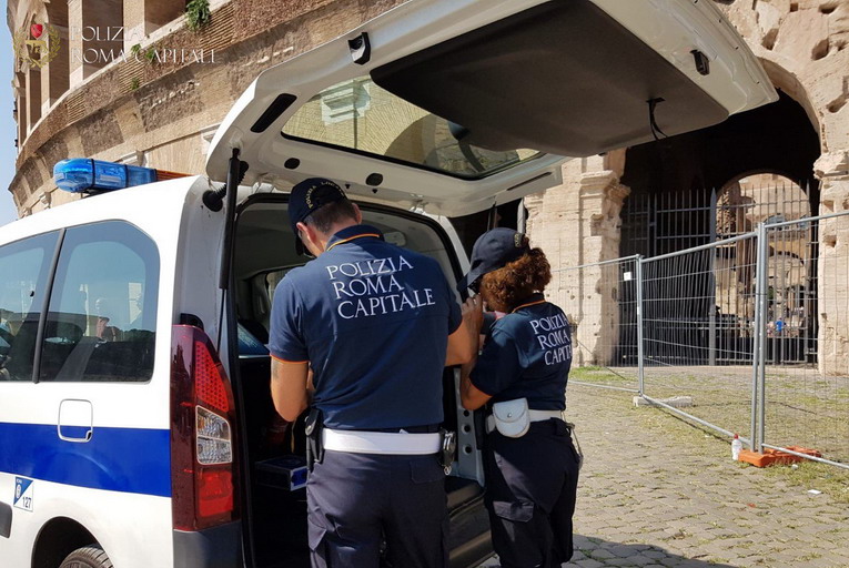 Colosseo, Polizia Locale rintraccia in brevissimo tempo ragazzino smarrito
