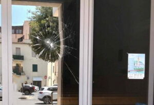 Cisterna di Latina, lancia sassi contro la chiesa e la danneggia: bloccato dagli agenti della Polizia Locale