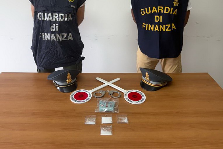 Cassino, droga all’interno di un esercizio commerciale: in azione i cani