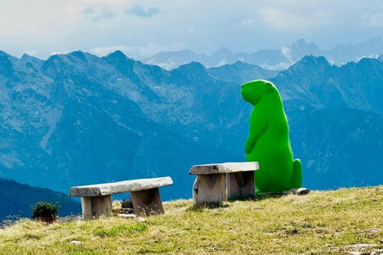 “No alla plastica sui monti”, ma il Cai difende le ‘marmottone’ colorate