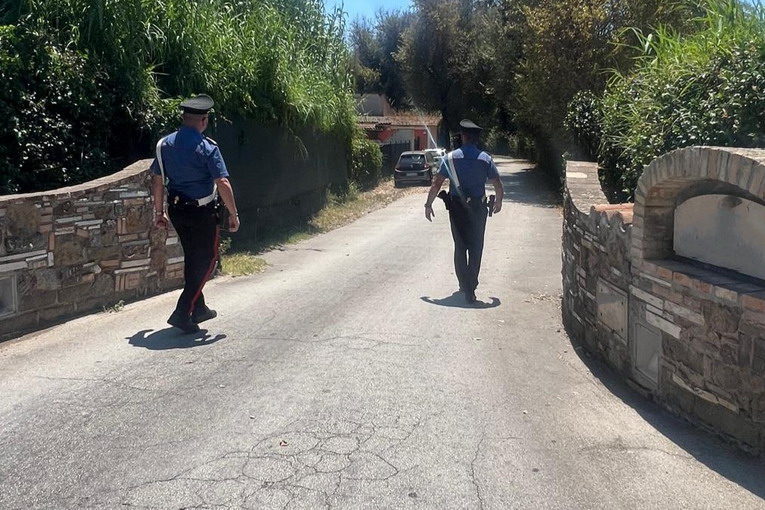 Roma, pool party notturno nel centro sportivo: denunciati 7 giovani dai carabinieri