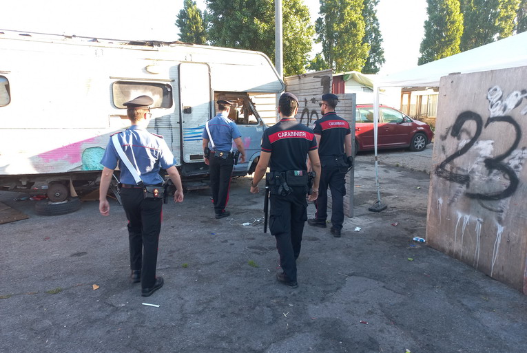 Roma, controlli dei carabinieri nel campo nomadi Candoni