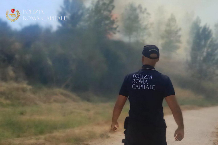 Incendio sulla Portuense, la Polizia Locale salva un uomo dalle fiamme