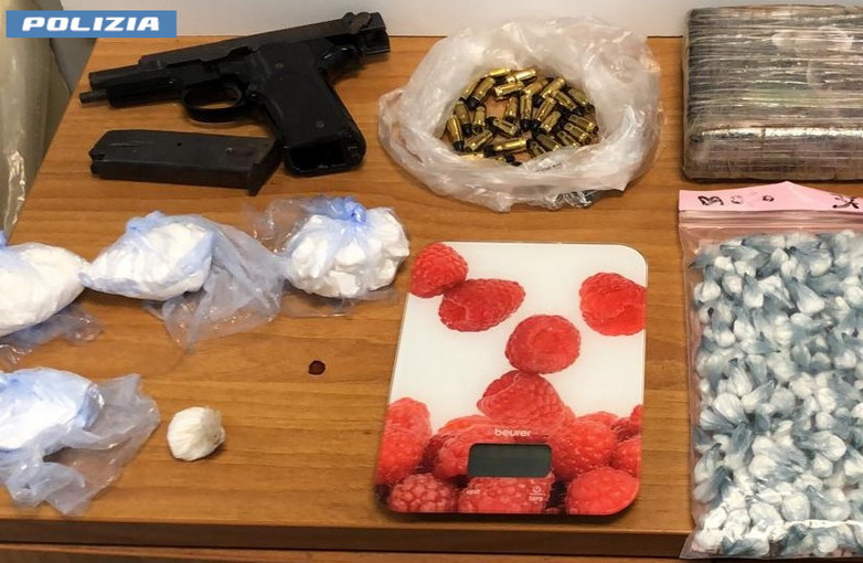 Montesacro, box utilizzato come base di spaccio, in casa armi e munizioni