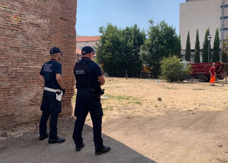 Esquilino, intervento per il decoro nei giardini di Via Pepe da parte della Polizia Locale