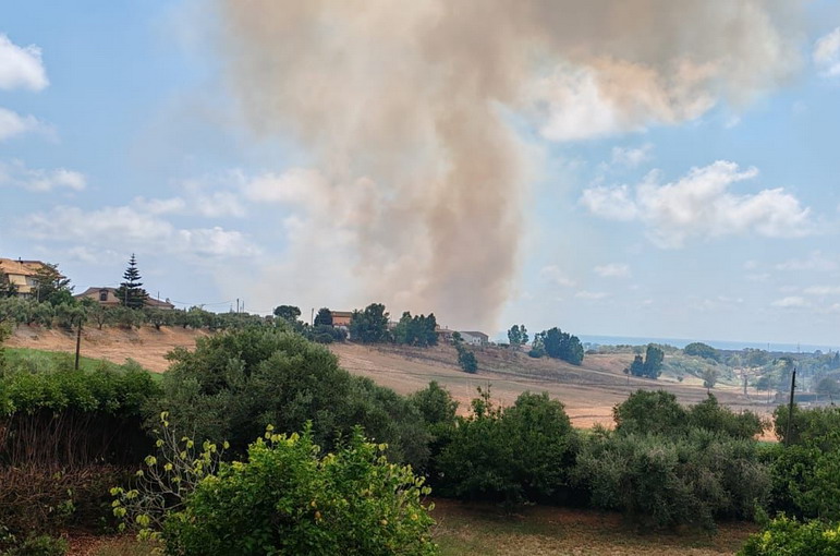 Incendio a Valcanneto: domenica di lavoro per Protezione Civile Comunale e Vigili del Fuoco