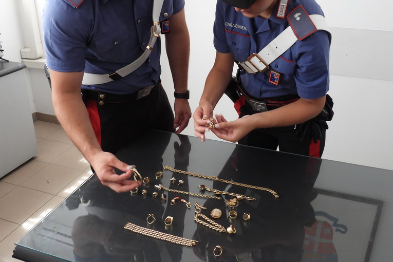 Casal Palocco, fermato dai carabinieri un 18enne per aver rubato dei gioielli ad una 86enne