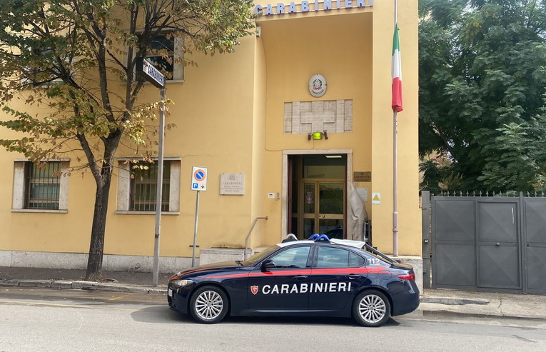 Pomezia, lancia droga dal balcone durante un controllo: fermato un uomo