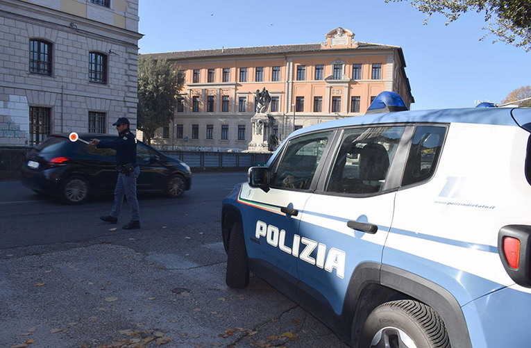 Rieti, oltraggia gli agenti dopo un furto: denunciata una donna pregiudicata