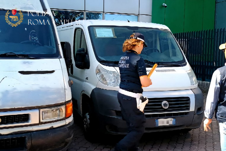 Roma, indagini su gravi reati ambientali: sequestrati 4 autocarri e 3 persone denunciate