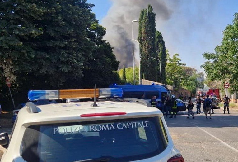 Esplosione Villa dei Gordiani, area circoscritta dalla polizia locale: gli agenti hanno evacuato i bambini del centro estivo