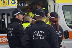 Cammina scalzo sul Raccordo in stato di alterazione: messo in salvo dalla polizia locale