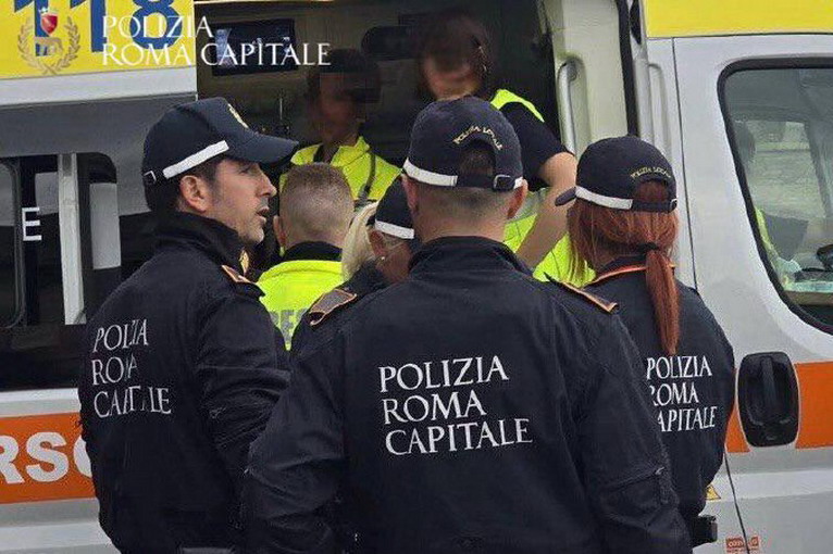 Cammina scalzo sul Raccordo in stato di alterazione: messo in salvo dalla polizia locale