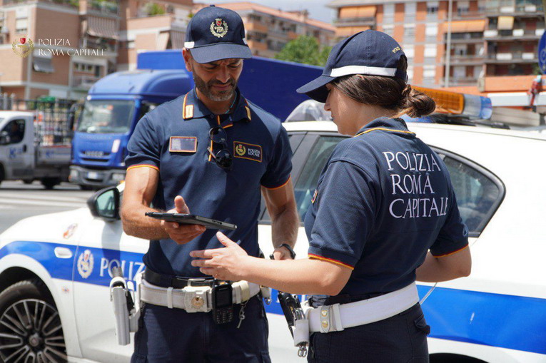 Via Tuscolana , investe donna e si dà alla fuga: rintracciato dalla Polizia Locale
