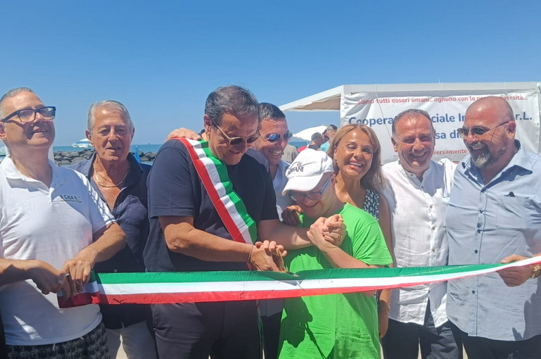 Fiumicino, inaugurata la nuova “Spiaggia per tutti” sul Lungomare della Salute