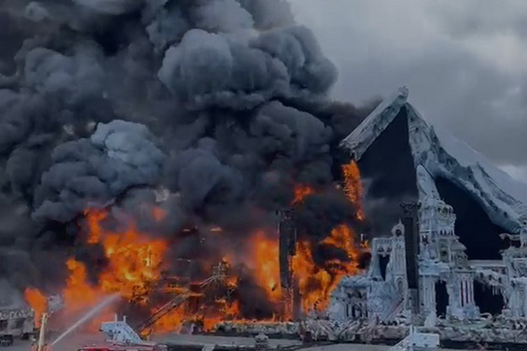 Imponente incendio devasta il main stage di Tomorrowland, a due giorni dall’apertura