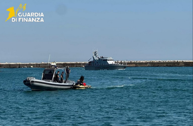 Civitavecchia, inseguimento in mare di una moto d’acqua che non si era fermata all’alt della Guardia di Finanza
