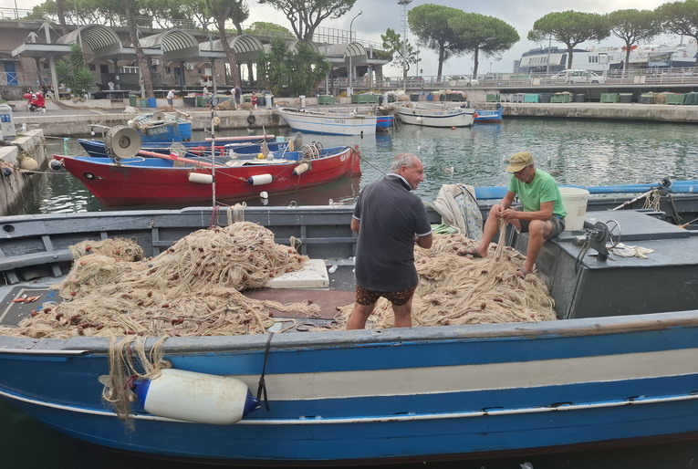 Fermo pesca nel Golfo di Gaeta, i pescatori: preoccupazione tra i pescatori