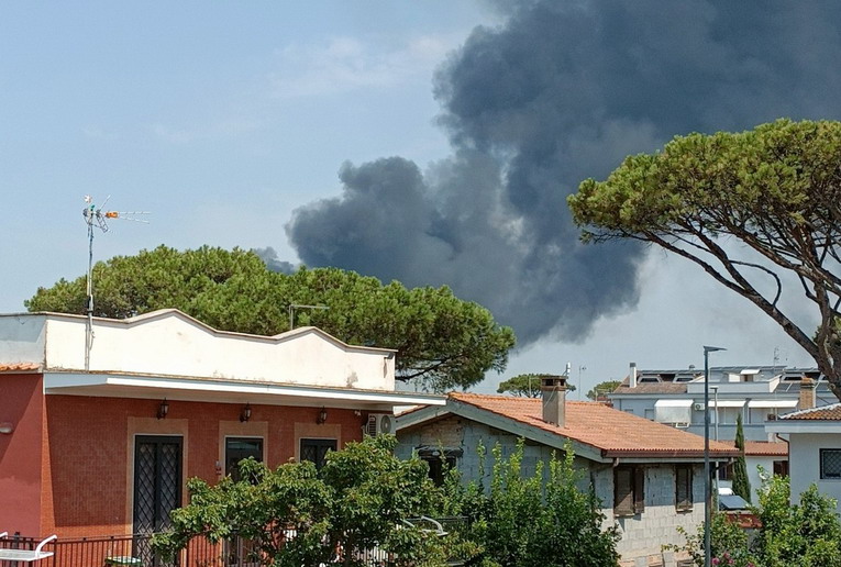 Fiumicino, maxi incendio ai cantieri navali di Isola Sacra: fiamme ed esplosioni lungo il Tevere