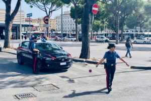 Piazza dei Cinquecento, tenta il prelievo con un bancomat rubato: arrestato un 20enne somalo