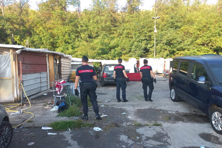 Roma, controlli dei carabinieri nel campo nomadi di via Candoni
