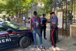 Piazza Vittorio, tenta di provocare un incendio: fermato un 35enne del Gambia