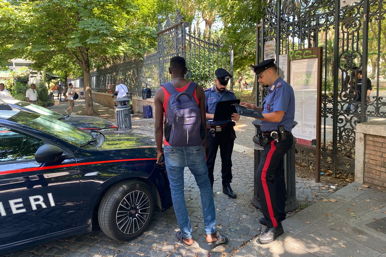 Piazza Vittorio, tenta di provocare un incendio: fermato un 35enne del Gambia