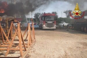 Esplosione e incendio a Ostia, fiamme distruggono barche e magazzini