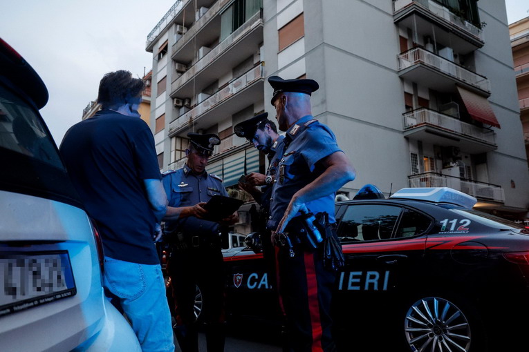 Torpignattara, calci e morsi ai genitori per avere i soldi della droga: fermato un 24enne