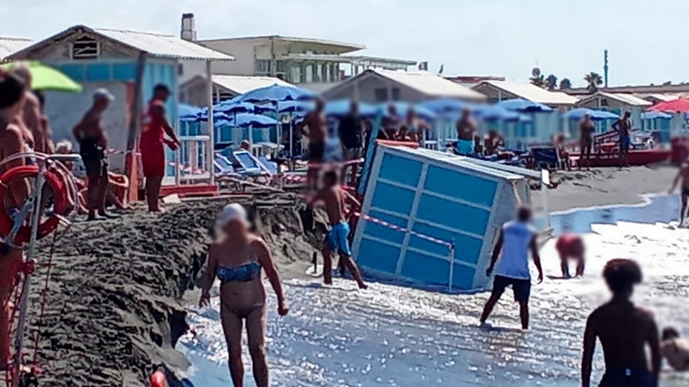 Ostia, cabina crolla in mare davanti ai bagnanti: paura sul litorale romano
