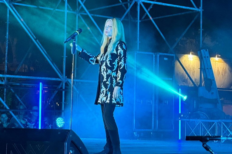Patty Pravo a Fregene: una serata elegante e raffinata nel segno della musica italiana Un vero trionfo per la tappa di "Sere d’Estate 2025" che ieri sera, lunedì 18 agosto, ha ospitato nella splendida località di Fregene l’unica e inimitabile Patty Pravo, icona assoluta della musica italiana.