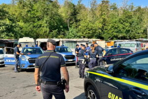 Roma, blitz interforze nel campo nomadi di Via Candoni: identificate decine di persone