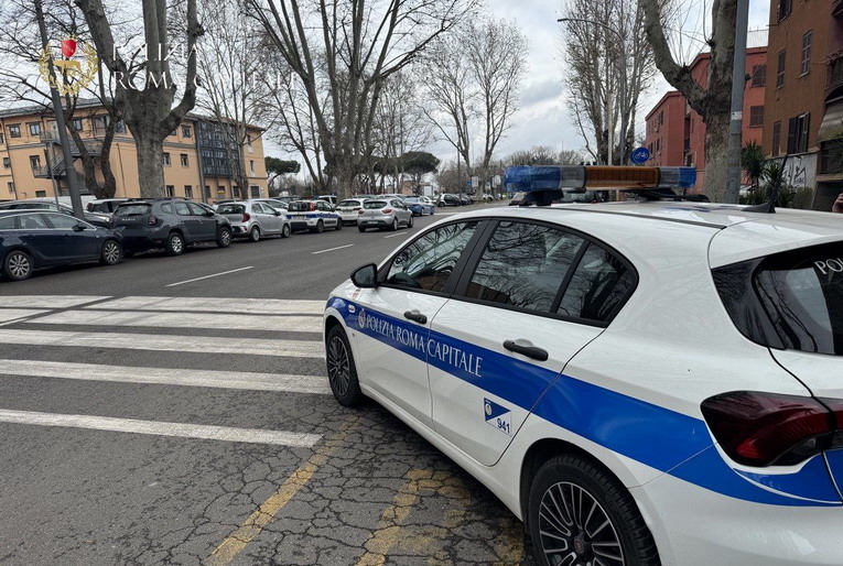 Quarticciolo, lancia bottiglie contro le auto in transito: responsabile bloccata e denunciata dalla Polizia Locale