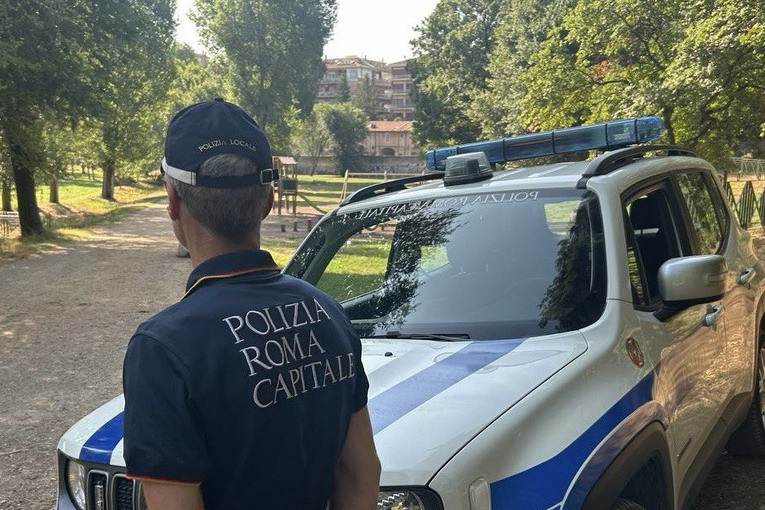 Roma, rottweiler mozzica una ragazza: la padrona scappa occultando le targhe dell’auto