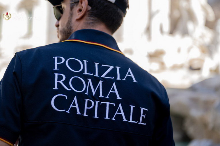 Roma, truffe ai pellegrini: fermato un gruppo dalla polizia locale