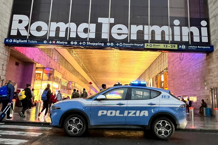 Termini, borseggiatrice in trasferta: fermata dalla polizia, ricercata dal 2017