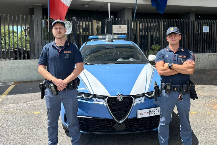 Prenestino, salvataggio al sesto piano saltando da un balcone: provvidenziale l’intervento della polizia
