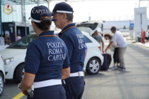Arrestato tassista abusivo alla stazione Termini: aggredisce gli agenti con un martello