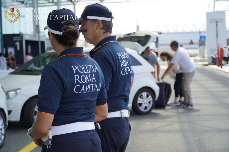 Arrestato tassista abusivo alla stazione Termini: aggredisce gli agenti con un martello