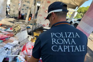 Roma, minaccia gli agenti con una mazza da baseball e un tirapugni: fermato un uomo