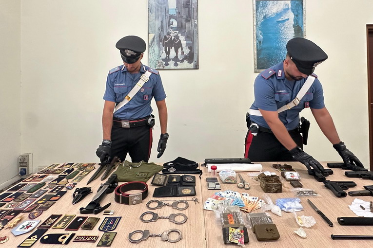 Tuscolano, incensurato 23enne trovato in casa con un arsenale di armi, sequestrati anche due chili di droga I Carabinieri della Stazione Roma EUR, d’intesa con la Procura della Repubblica di Roma, hanno arrestato un 23enne romano, incensurato, gravemente indiziato di detenzione ai fini di spaccio di sostanze stupefacenti, detenzione abusiva di arm