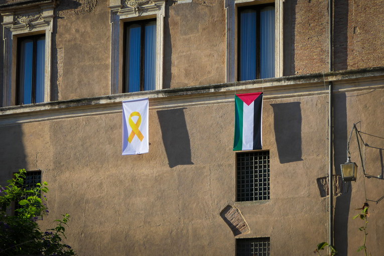 Roma espone la bandiera della Palestina in Campidoglio accanto al fiocco giallo