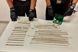 Roma, denunciate 3 persone per ricettazione: viaggiavano con oggetti d'oro di dubbia provenienza
