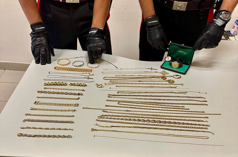 Roma, denunciate 3 persone per ricettazione: viaggiavano con oggetti d'oro di dubbia provenienza