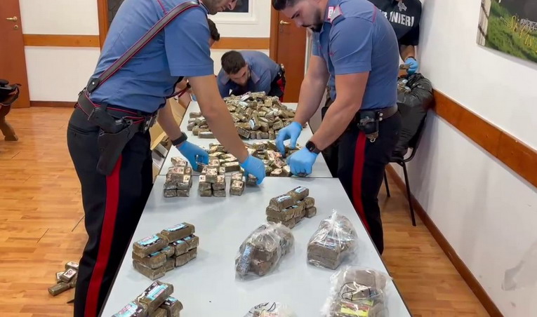 Guidonia, Carabinieri sequestrano 540 kg di hashish nascosti in un tir: arrestato autotrasportatore 43enne