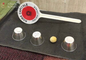 Centro Storico, controlli serrati della polizia locale su "gioco delle tre campanelle"