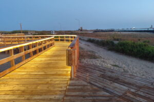 Ripristinata l’illuminazione sulla nuova passerella ciclopedonale tra Lungomare della Salute e Via del Faro