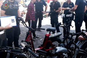 Campo nomadi di via Salviati, controlli della Polizia Locale: rinvenute bici elettriche rubate e attrezzature di dubbia provenienza