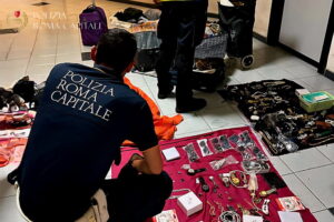 Abusivismo e azioni illegali su strada: blitz della Polizia Locale, sequestrati oltre 3500 articoli e un arresto
