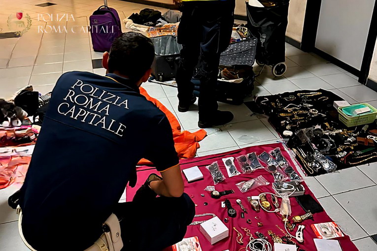 Abusivismo e azioni illegali su strada: blitz della Polizia Locale, sequestrati oltre 3500 articoli e un arresto